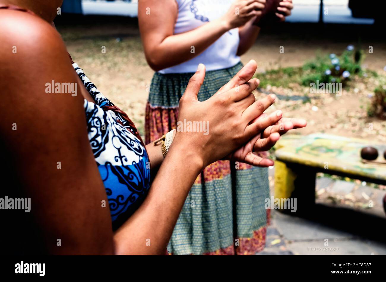 Donne e giovani ballano la samba de roda. Salvador Bahia Brasile. Foto Stock