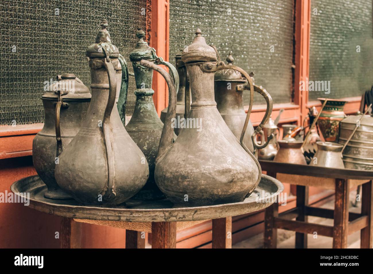 Vintage orientale tradizionale caraffe cooper o caraffe d'acqua - shopping al Grand Bazaar. Souvenir tradizionali da portare dalla Turchia. Pulci orientali Foto Stock