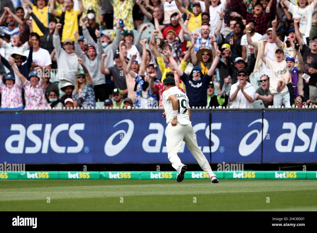 Melbourne, Australia, 26 dicembre 2021. Scott Boland d'Australia cattura Ollie Robinson d'Inghilterra durante il Boxing Day Test Match nella serie Ashes tra Australia e Inghilterra. Credit: Dave Hewison/Speed Media/Alamy Live News Foto Stock