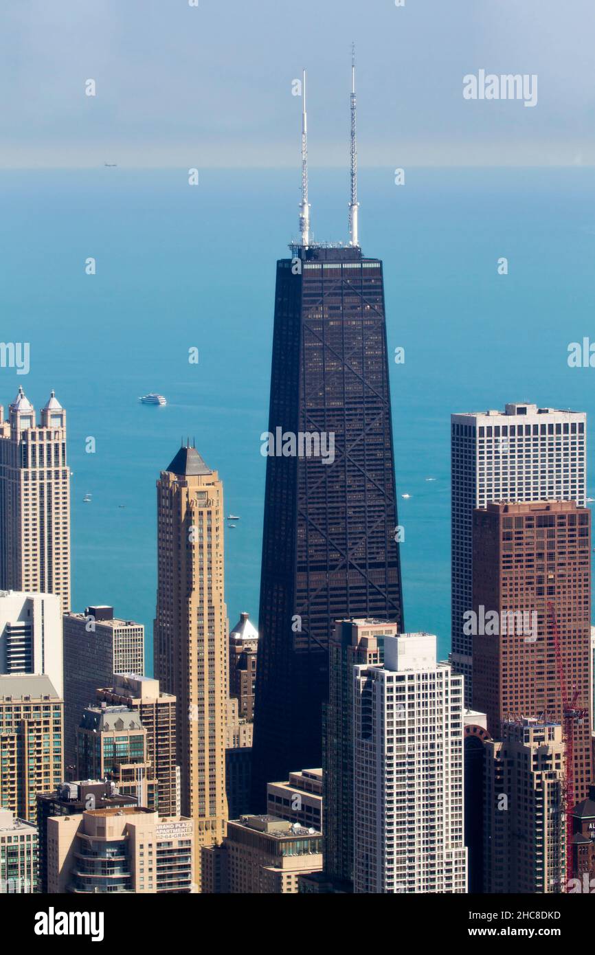 Vista aerea di Chicago il l'edificio John Hancock visto dalla piattaforma di osservazione della Willis Tower (ex Sears Tower). Foto Stock