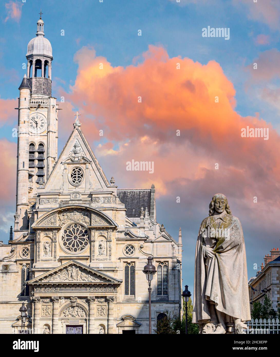Estatua a Corneille e iglesia de Saint Etienne du Mont en Paris, Francia.JPG Foto Stock