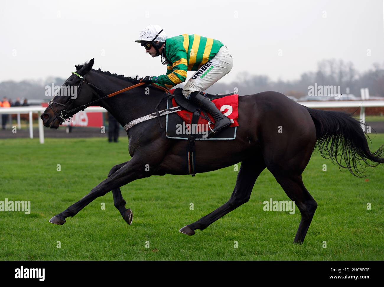 Broomfield Burg (a sinistra) guidato da Nico de Boinville sulla strada per vincere il Play Ladbrokes 5-A-side sul football Novices' Hurdle durante il King George VI Chase Day del Ladbrokes Christmas Festival a Kempton Park. Data foto: Domenica 26 dicembre 2021. Foto Stock