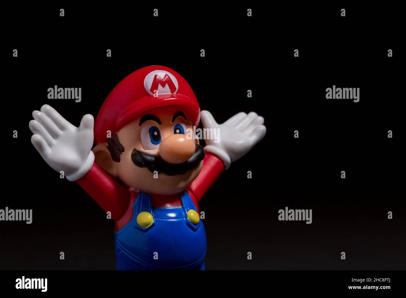 Mosca, Russia - 27 dicembre 2021: Figura plastica di Mario da Nintendo video gioco isolato su sfondo nero. Foto Stock