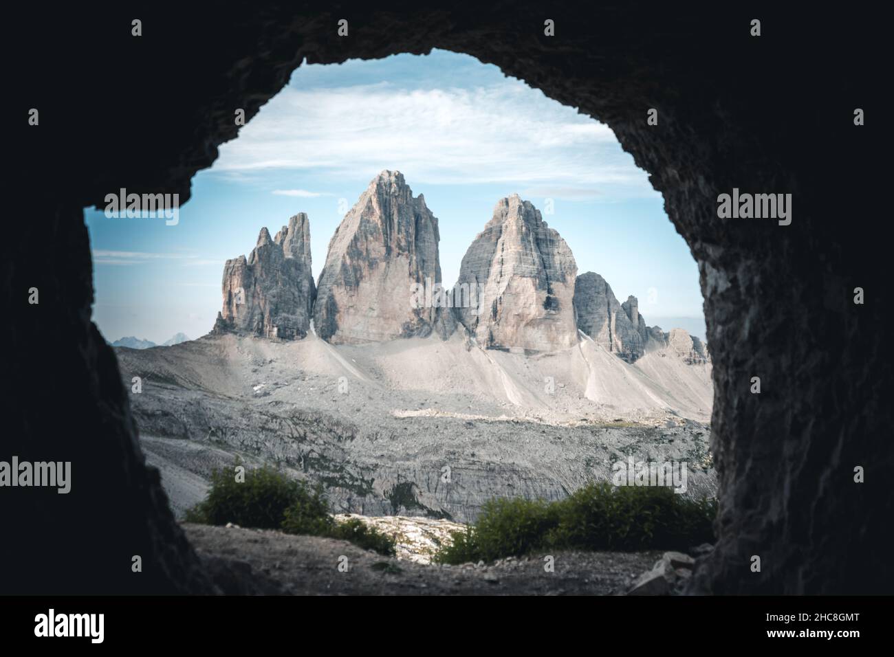 tre cime di lavaredo viste dall'interno di una grotta dove i soldati usano dormire durante la seconda o la prima guerra mondiale Foto Stock