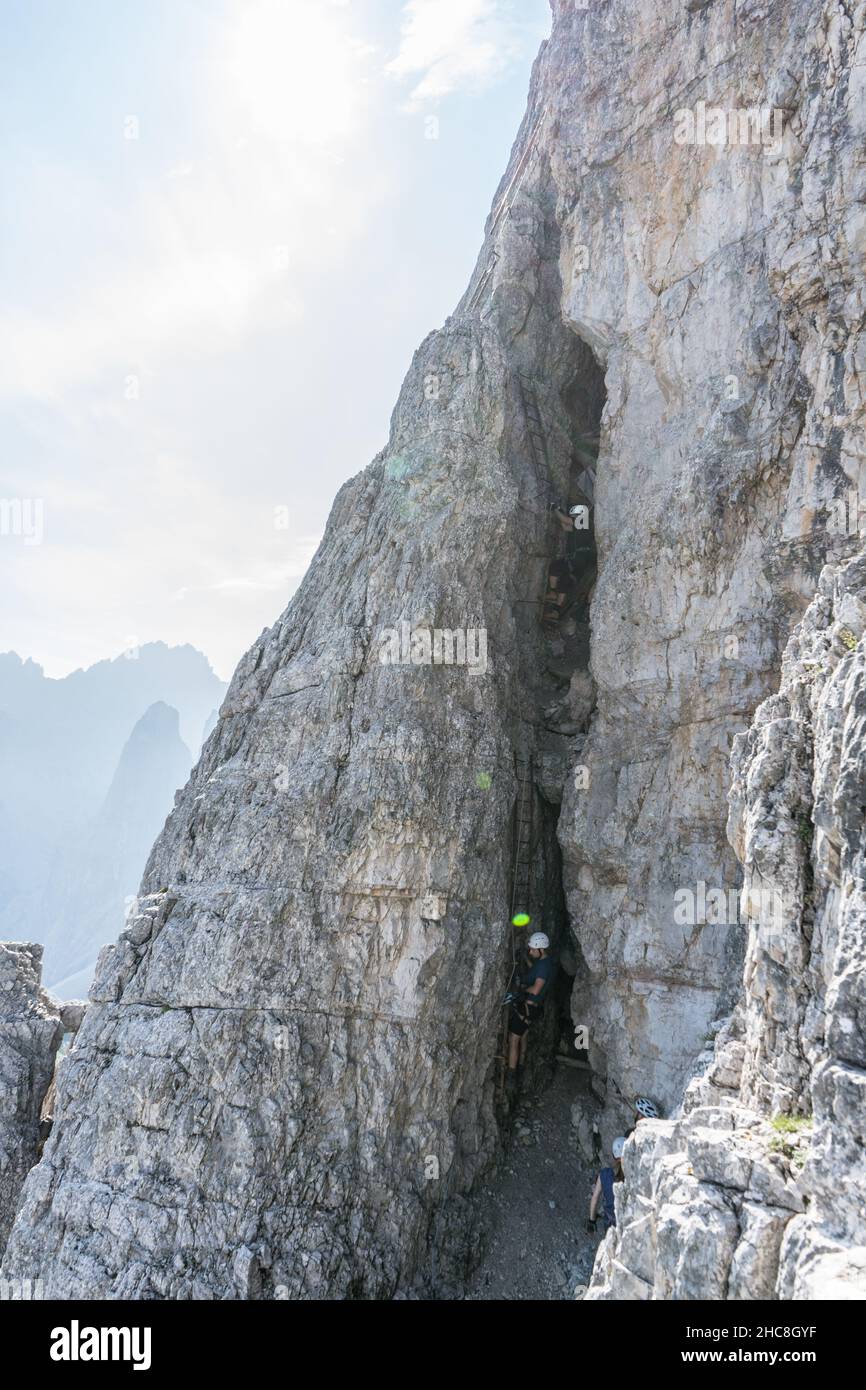 Si sale la via ferrata al Toblinger Knoten nelle Dolomiti Foto Stock