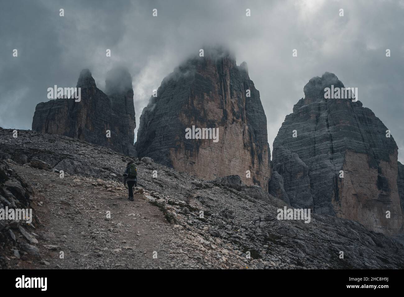 Girl trekking di fronte alle tre cime di lavaredo nelle Dolomiti Foto Stock