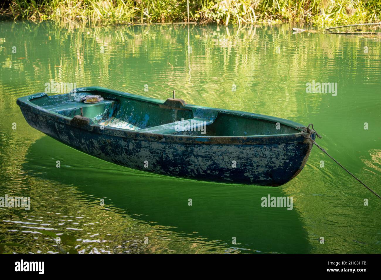 Un vecchio kayak dipinto in un fiume nella zona protetta di la Arboleda, Matanzas, Cuba Foto Stock