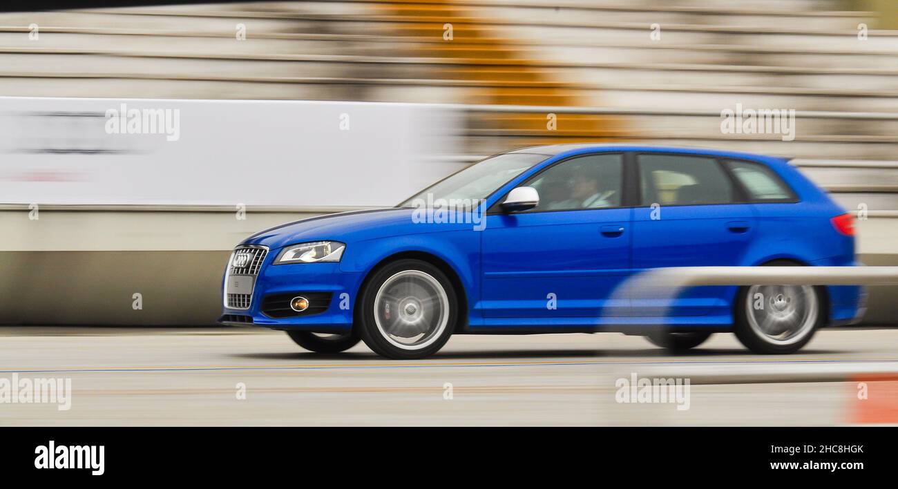 Primo piano di un uomo alla guida di una linea blu Audi S lancio a Sao Paulo, Brasile Foto Stock