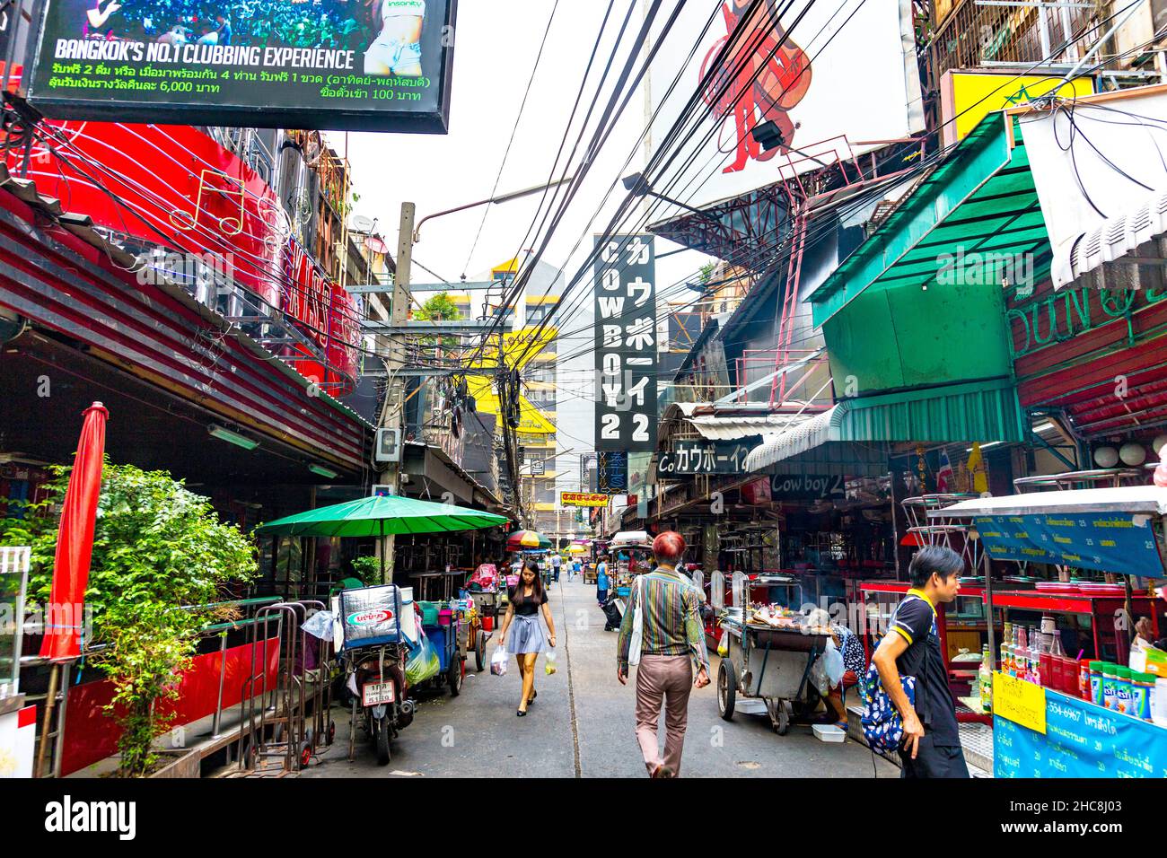Soi Cowboy, famosa via go-go bar di giorno, Sukhumvit, Bangkok, Thailandia Foto Stock