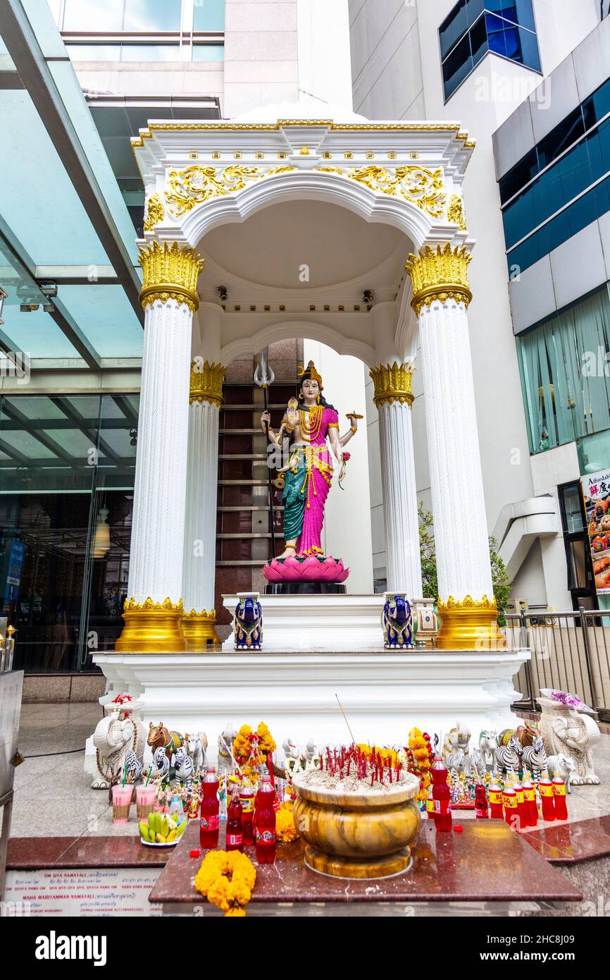 Santuario di Ardhanari - statua della divinità che combina Shiva e Uma, fuori dalla Torre della Città di Jasmine, Sukhumvit Road, Bangkok, Thailandia Foto Stock
