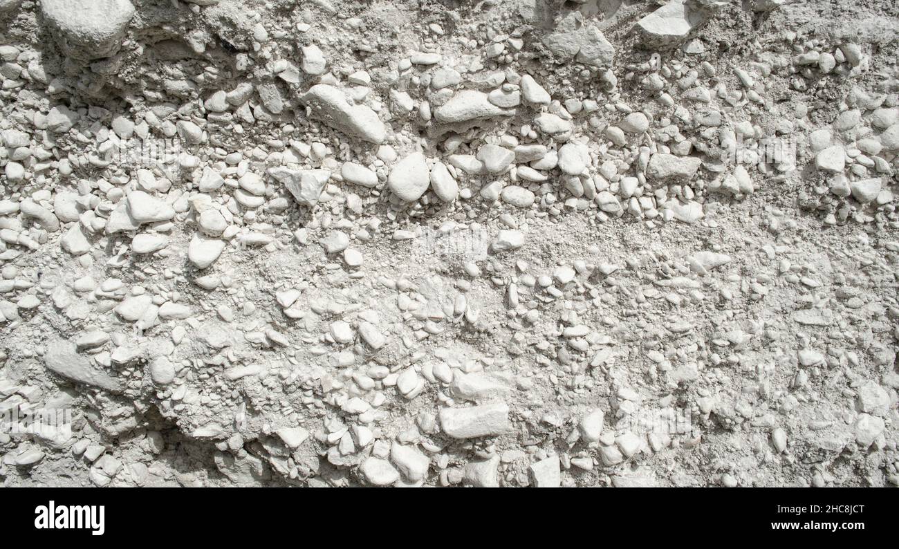 Sfondo minerale naturale di gesso. Calcinato. Pietra sedimentaria in carbonato bianco, a grana fine, cementata debolmente, morbida e friabile Foto Stock