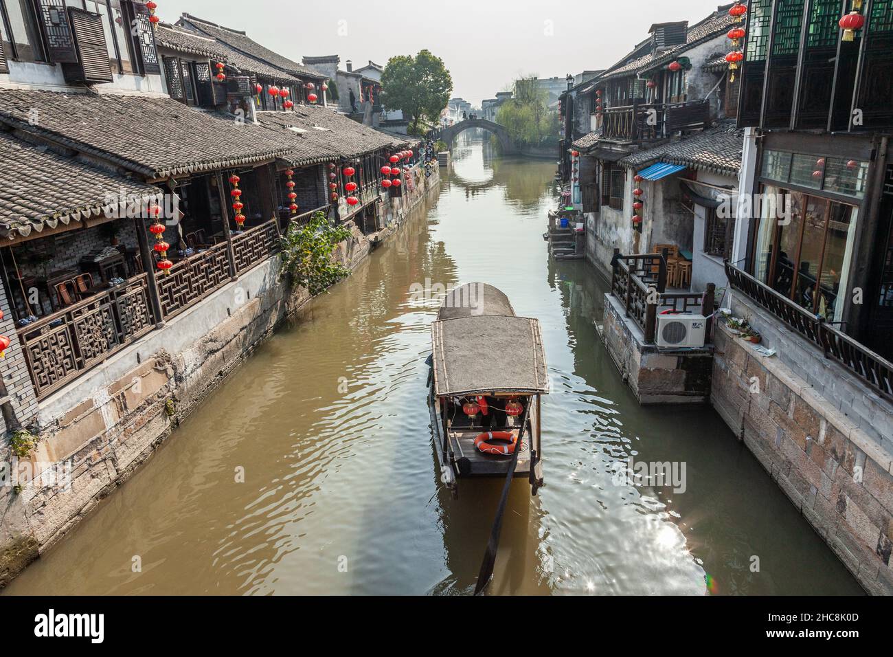 Gita in barca sui canali del villaggio d'acqua di Xitang, Cina Foto Stock