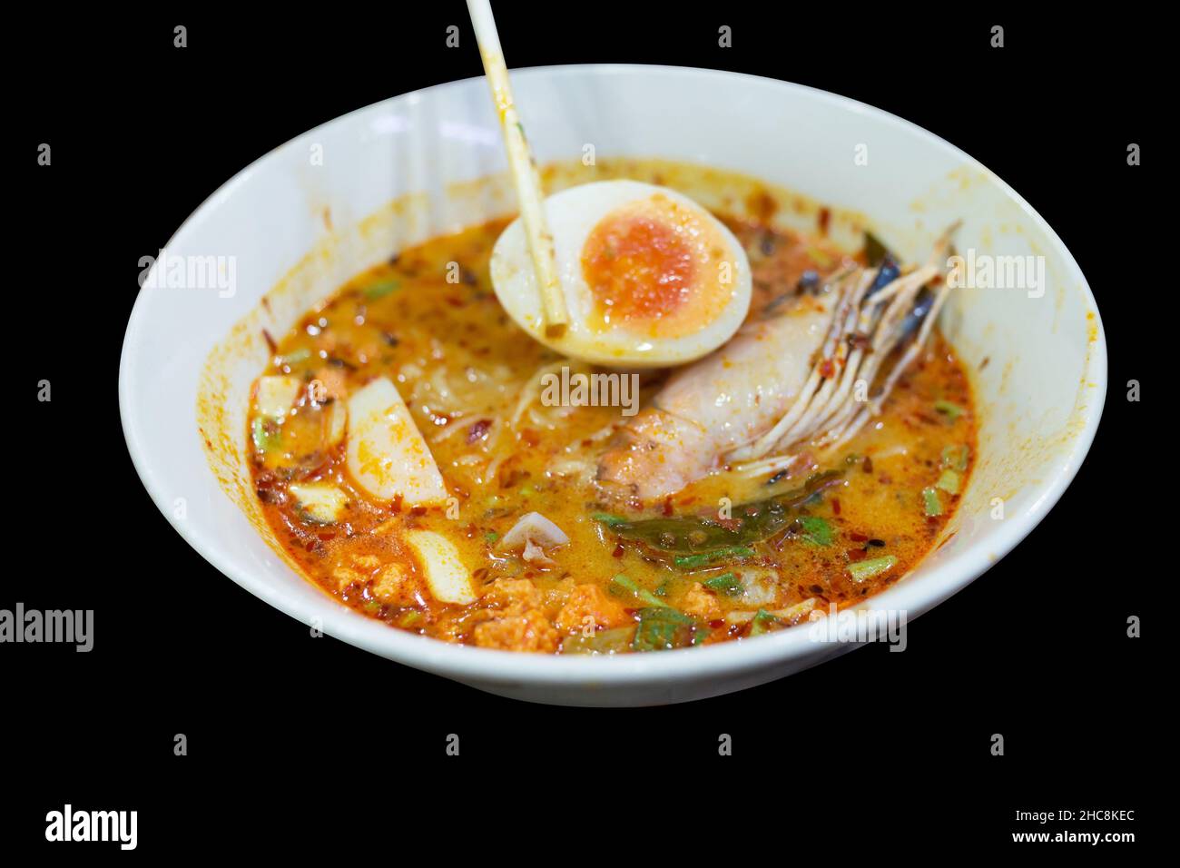 Vista dall'alto della zuppa di gamberi piccanti Tom Yum Goong con spezie thailandesi, scelta della messa a fuoco Foto Stock
