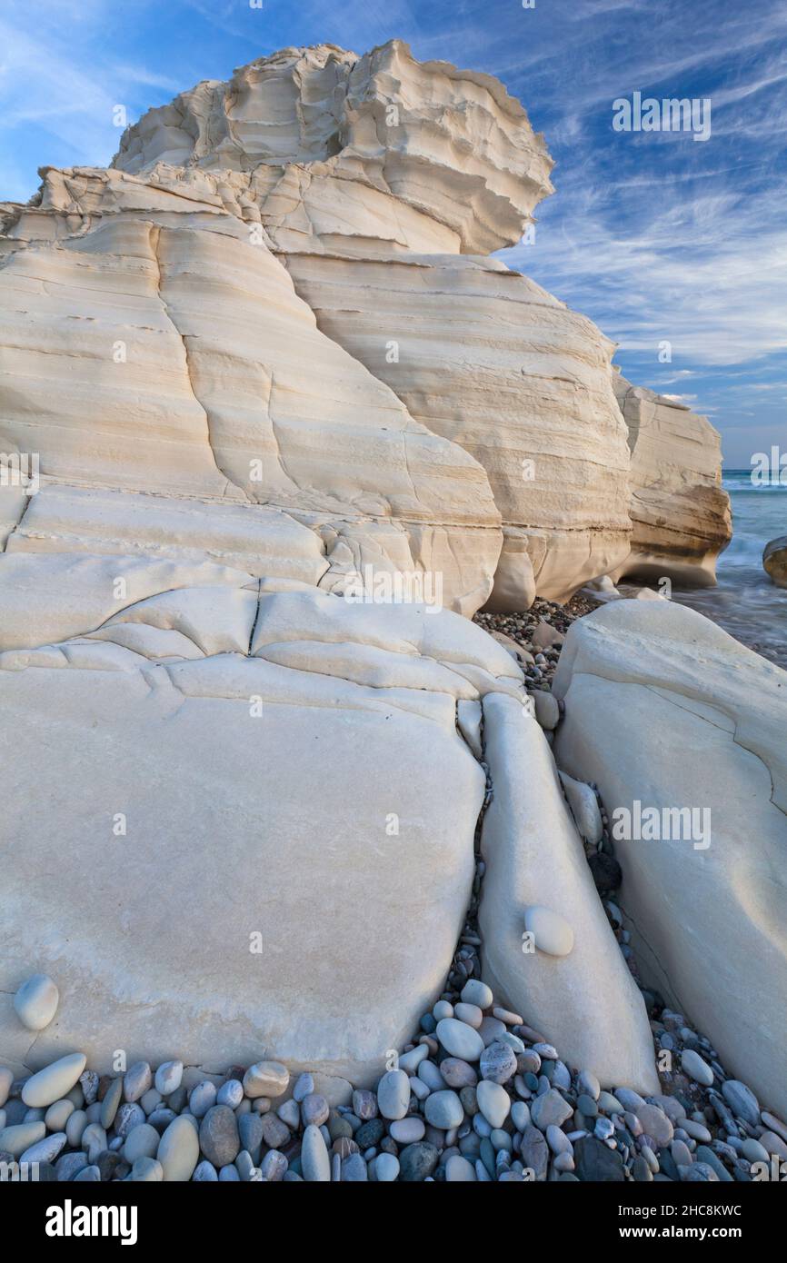 Formazione di gesso, sulla spiaggia accanto alla roccia di Afrodite, costa meridionale, isola di Cipro, Mediterraneo orientale Foto Stock