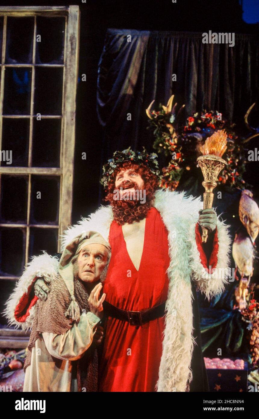 l-r: Clive Francis (Ebenezer Scrooge), John Kane (The Spirit of Christmas Present) in A CHRISTMAS CAROL di Charles Dickens alla Royal Shakespeare Company (RSC), Barbican Theatre, Barbican Center, Londra EC2 28/11/1994 adattato da John Mortimer music: Nigel Hess Set design: John Gunter costumi: Deirdre Clancy lighting: Nigel Levorings: Lindsay Dolan regista: Ian Giudice Foto Stock