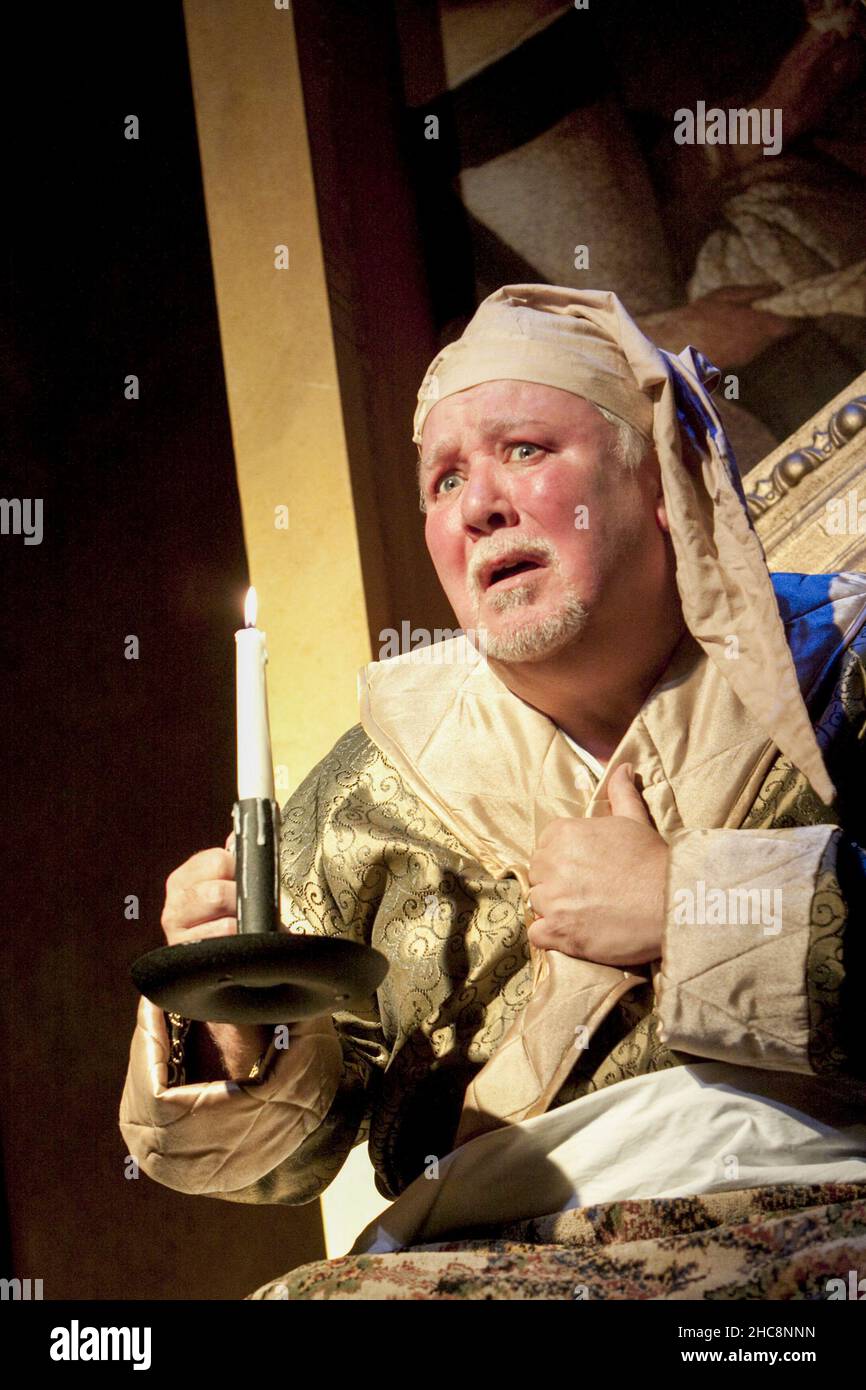 Gareth Hale (Scrooge) in A CHRISTMAS CAROL by Dickens at the Arts Theatre, London WC2 25/11/2009 un libro di adattamento musicale & testi: Susie McKenna musica & testi: Steven EDIS design: Lotte Collett Lighting: David Howe regista: Susie McKenna Foto Stock