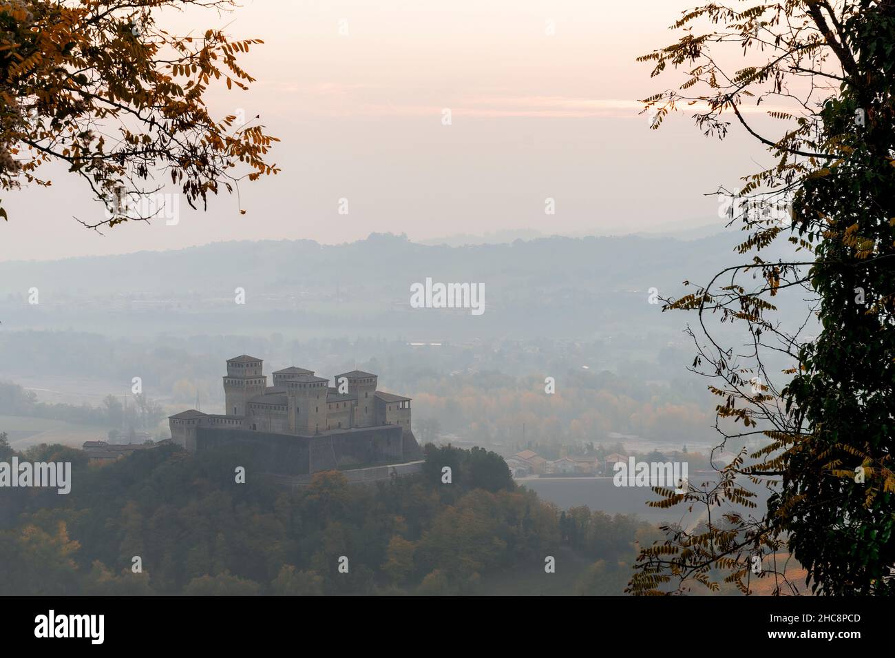 Il castello di Torrechiara riconpresso all'alba Foto Stock