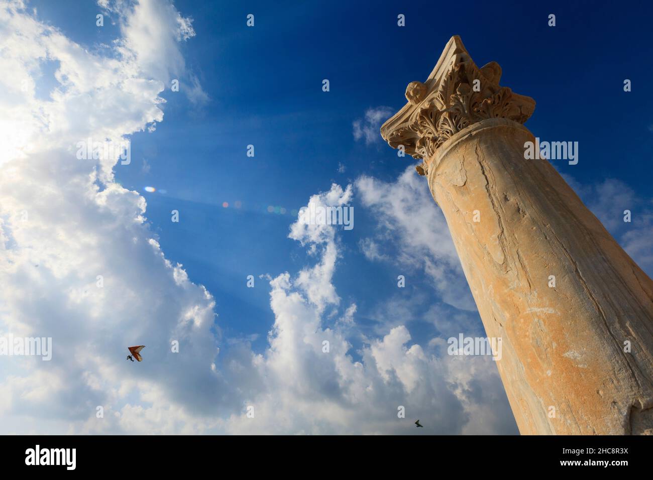 Le rovine del tempio di Kourion, antica città-stato greca sulla costa sud-occidentale di Cipro, Mediterraneo orientale Foto Stock