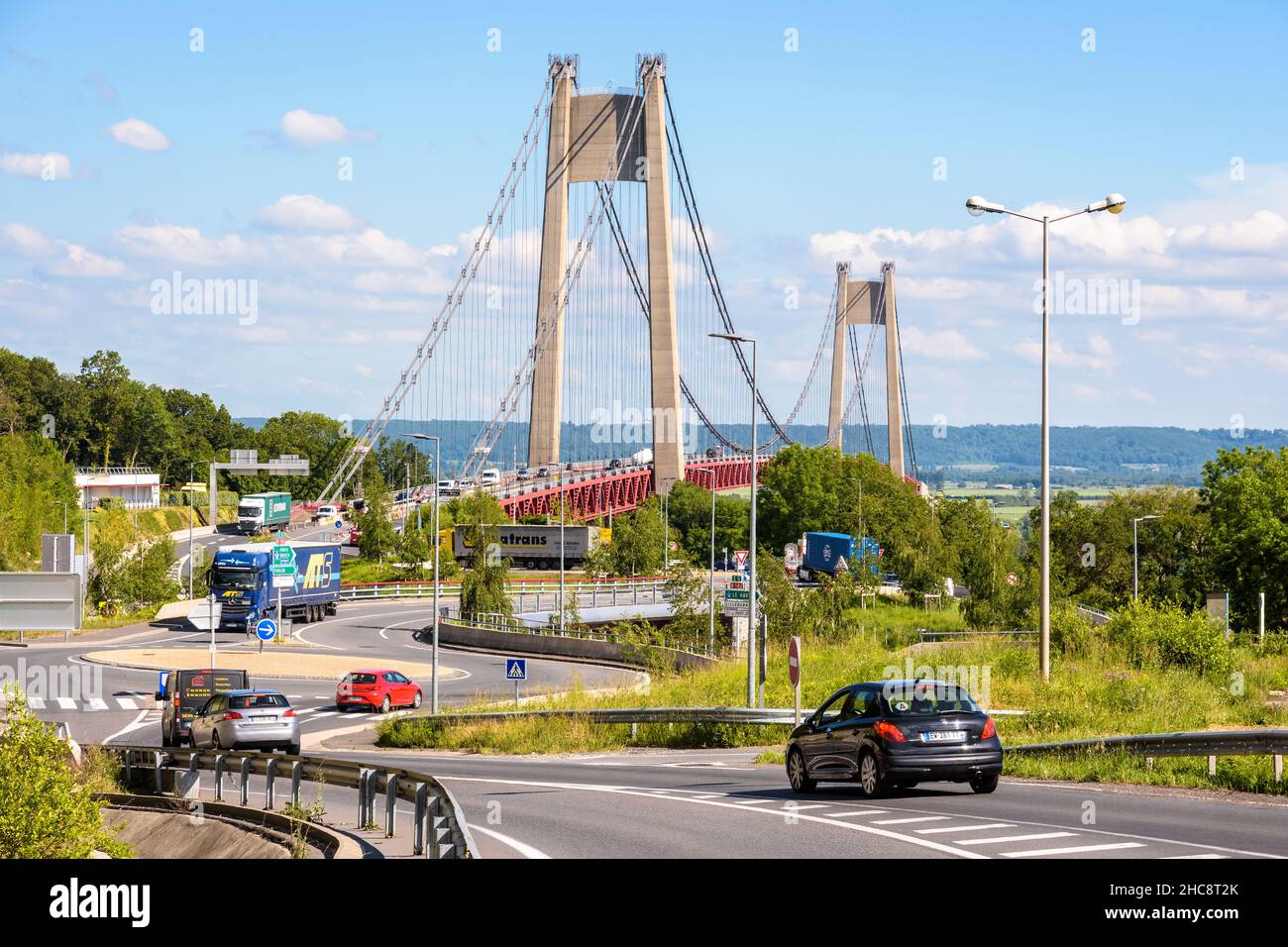 Vista generale del ponte Tancarville, un ponte sospeso sul fiume Senna nella periferia di le Havre, Francia. Foto Stock