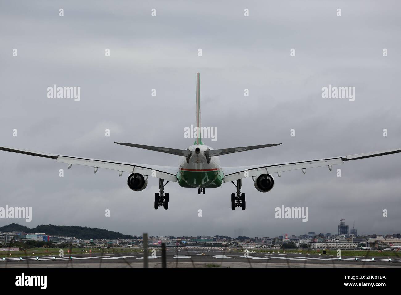 B-16335 EVA Airways Airbus A330-300 sta atterrando all'Aeroporto di Taipei Songshan (TSA). Foto Stock