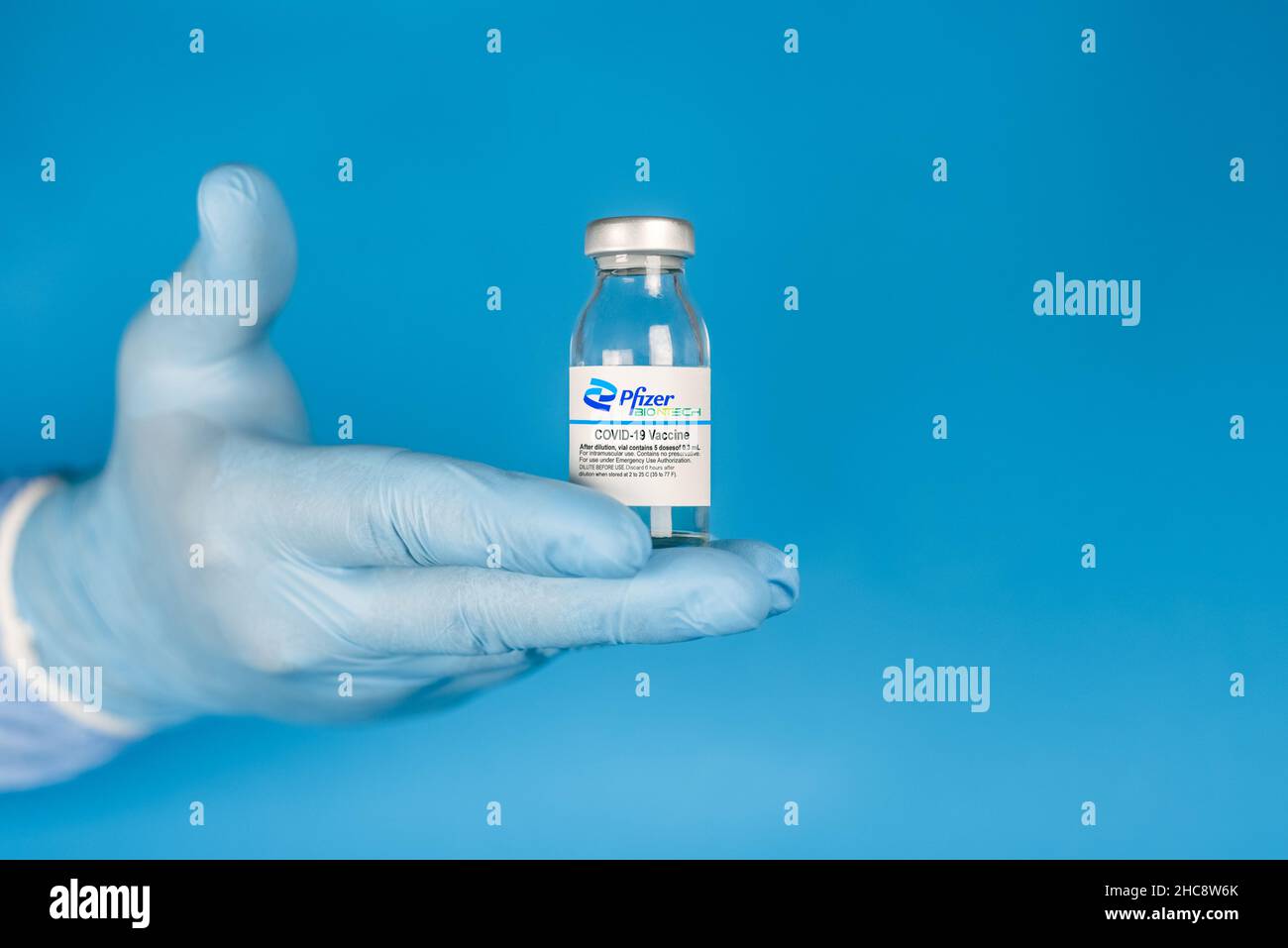 Izmir, Turchia - Gennaio 17 2021: Concetto e background del vaccino del coronavirus. Nuovo vaccino pfizer e Biontech isolato su sfondo blu. Covid-19, 20 Foto Stock