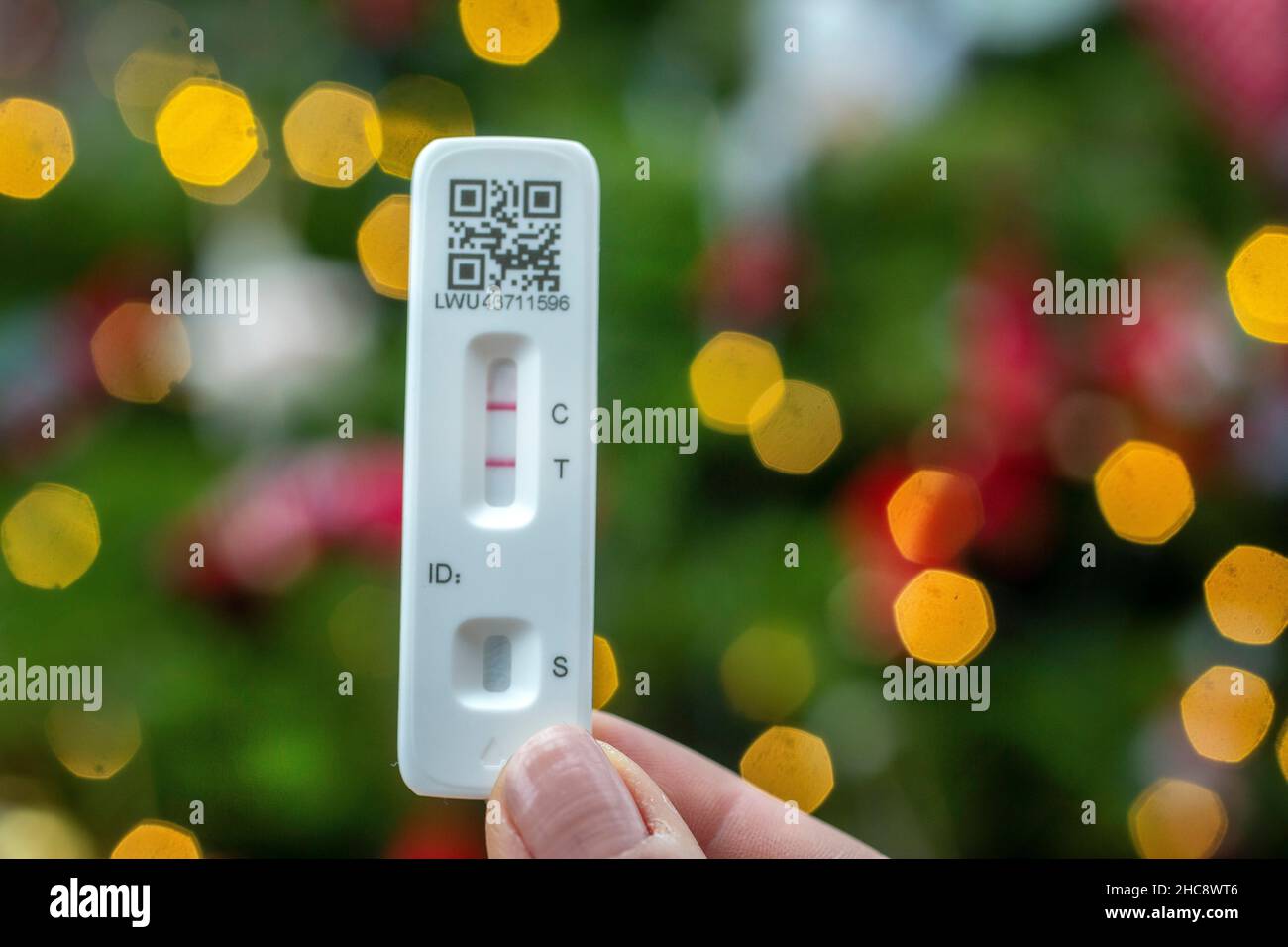 la donna fa un test di flusso laterale per il coronavirus a casa. Foto Stock