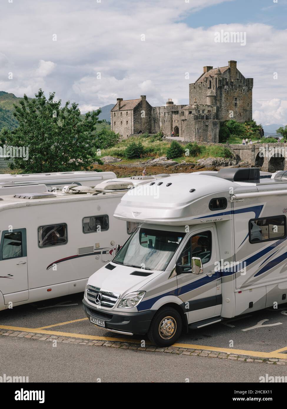 Camper turistici furgoni camper parcheggiati presso il castello di Eilean Donan, Loch Duich, Kyle of Lochalsh, West Highlands Scozia UK - camper staycation Foto Stock