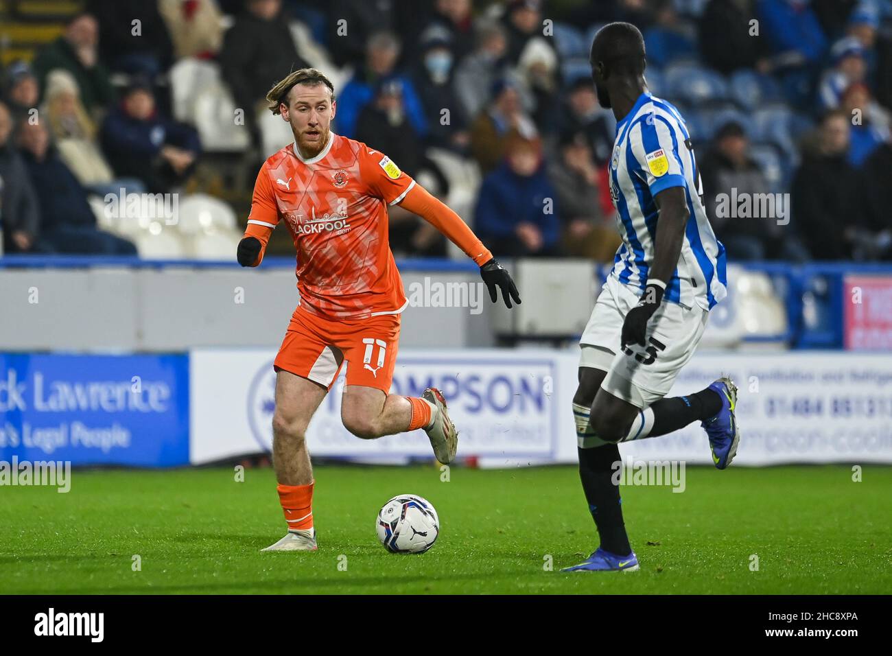 Josh Bowler #11 di Blackpool fa una pausa con la palla in , il 12/26/2021. (Foto di Craig Thomas/News Images/Sipa USA) Foto Stock