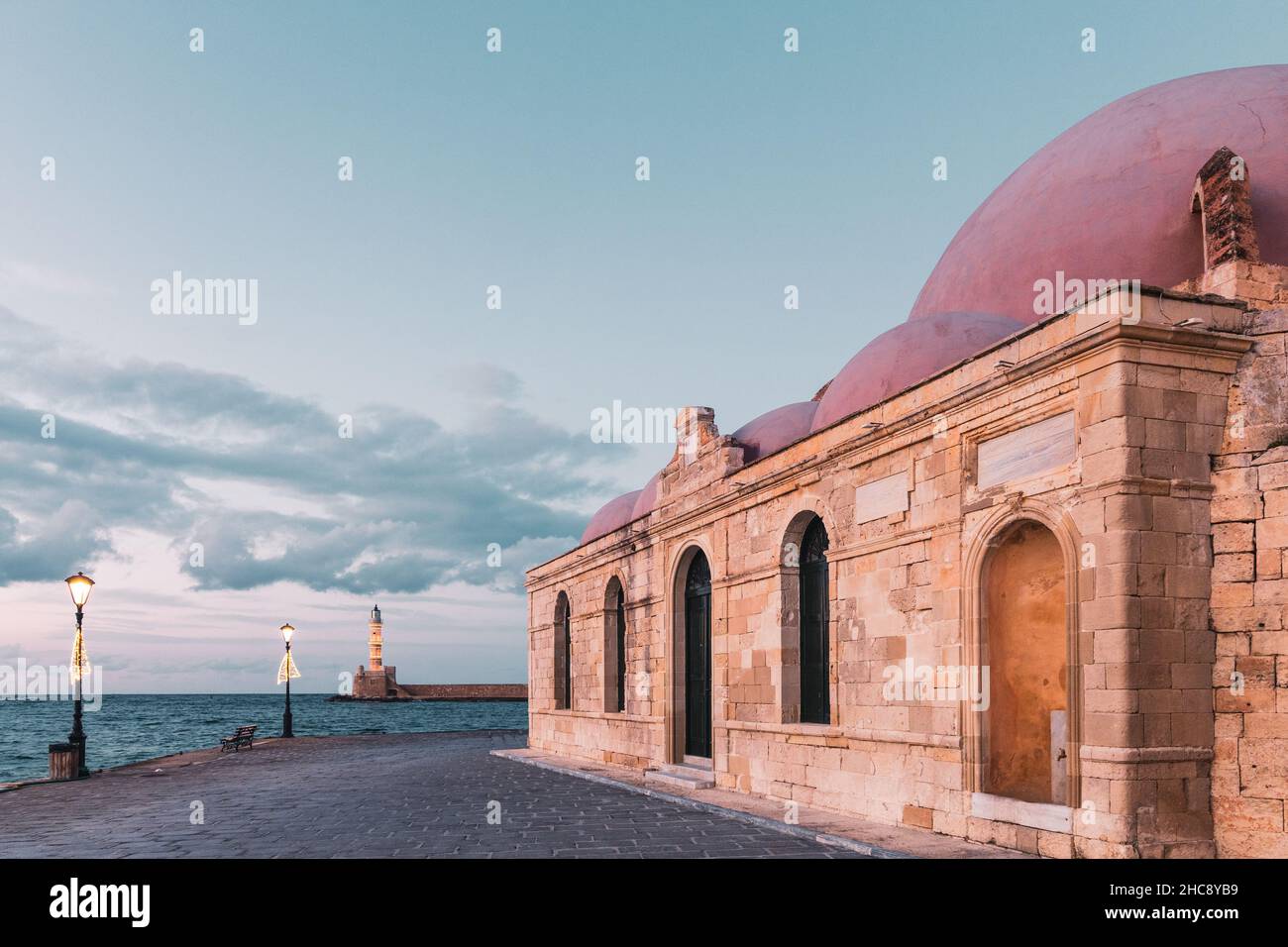 La moschea di Chania Hassan Pascha e il faro al sole al porto veneziano - Isola di Creta, Grecia Foto Stock