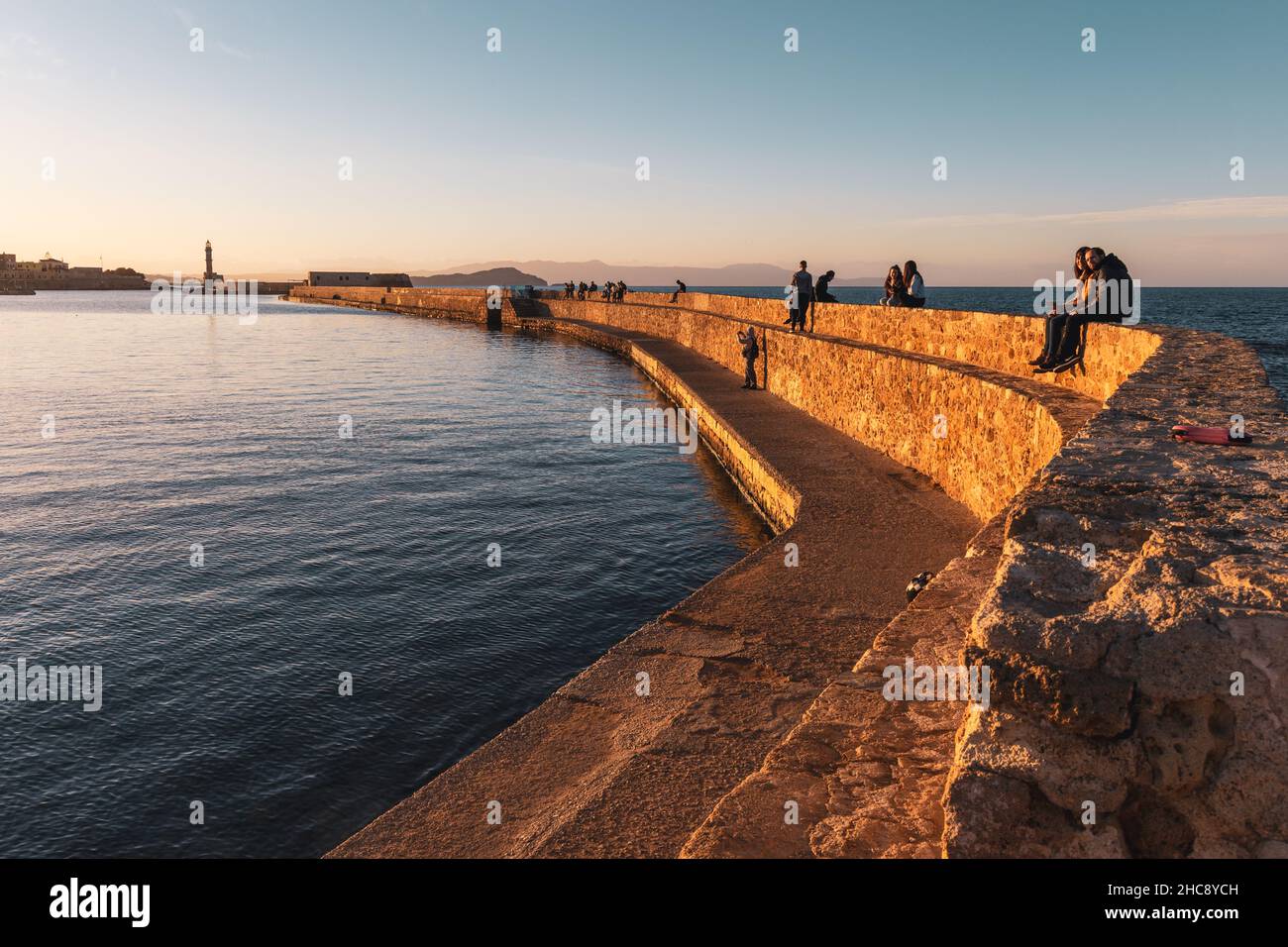 Bellissimo tramonto sulla banchina al porto veneziano nella città vecchia di Chania - Isola di Creta, Grecia Foto Stock