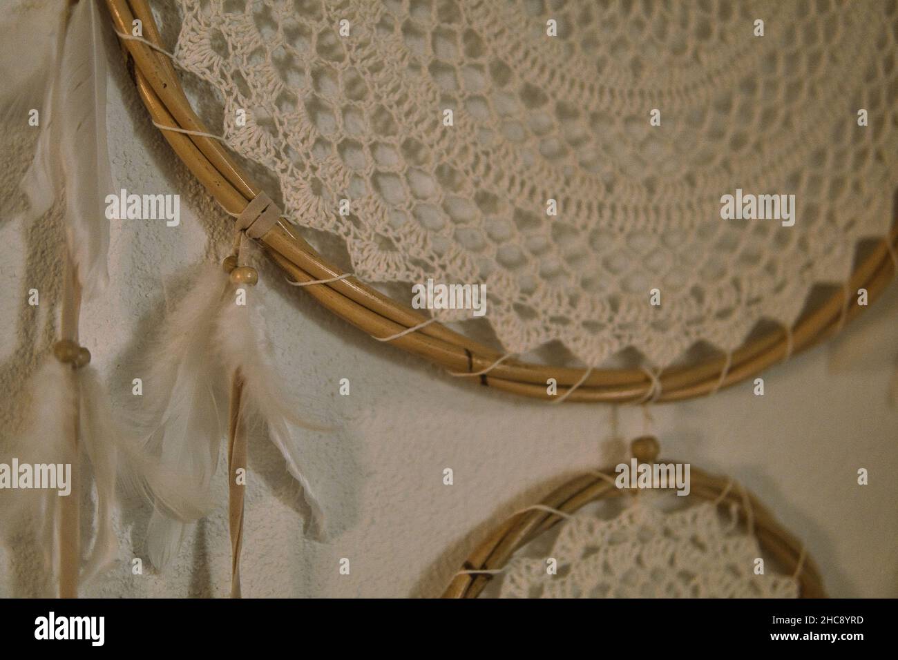 Primo piano di un bellissimo dreamcatcher appeso in cima alla camera Foto Stock