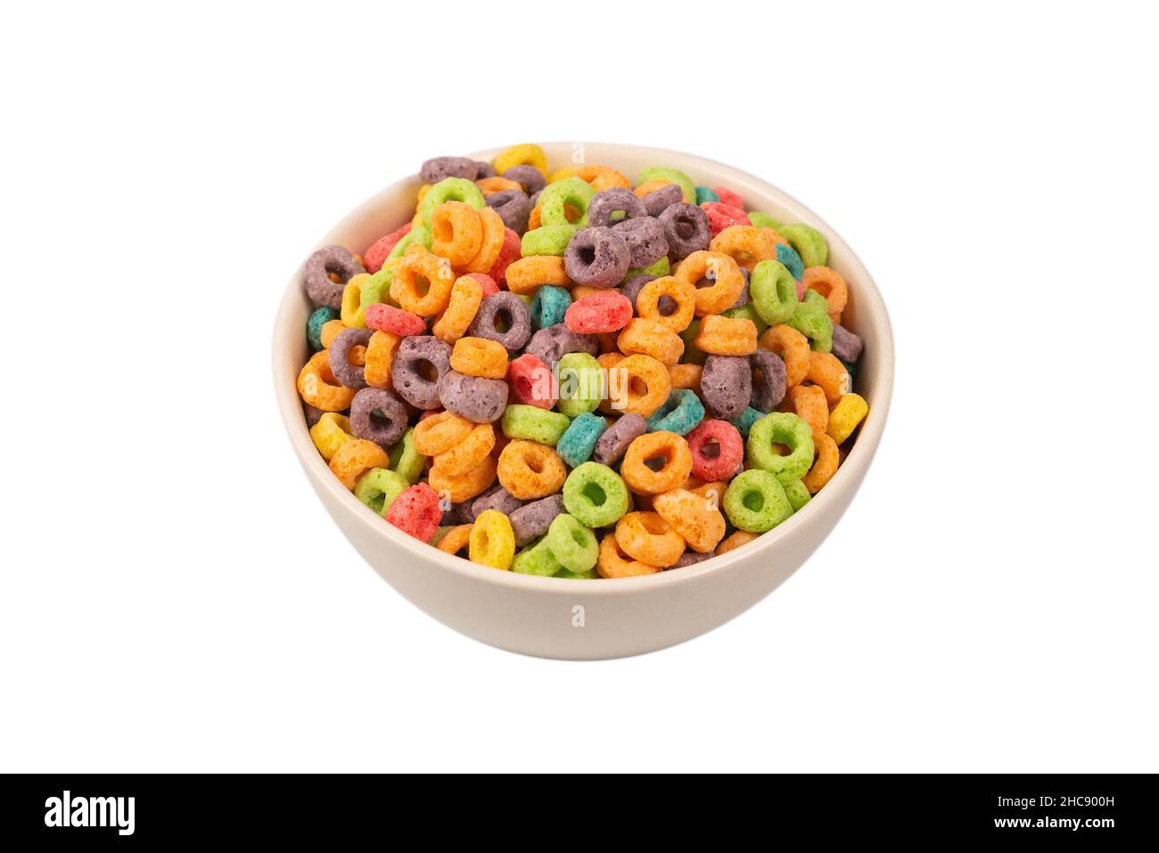 Anelli colorati i cereali fuoriescono in una ciotola. Colazione. Isolato su sfondo bianco. Foto Stock