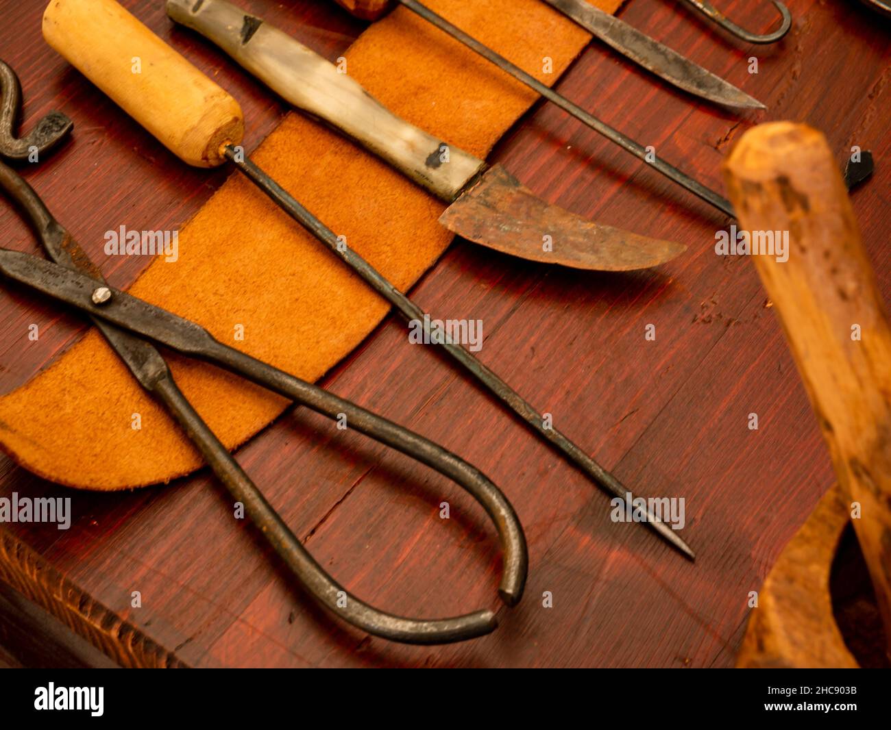 ferro medico o dentista strumenti riproduzioni attrezzature mediche medievali Foto Stock