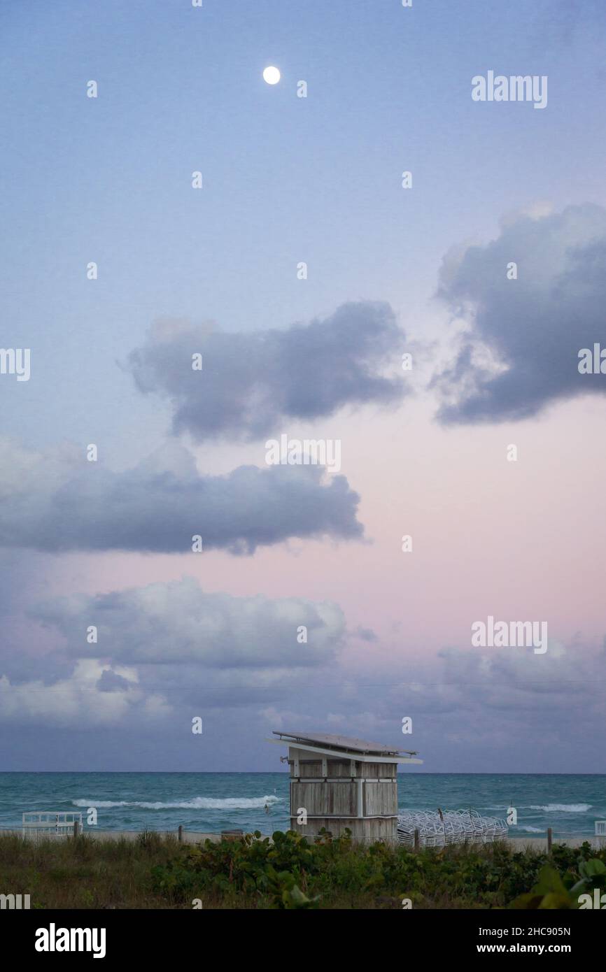 La luna sopra una capanna a Miami Beach Foto Stock