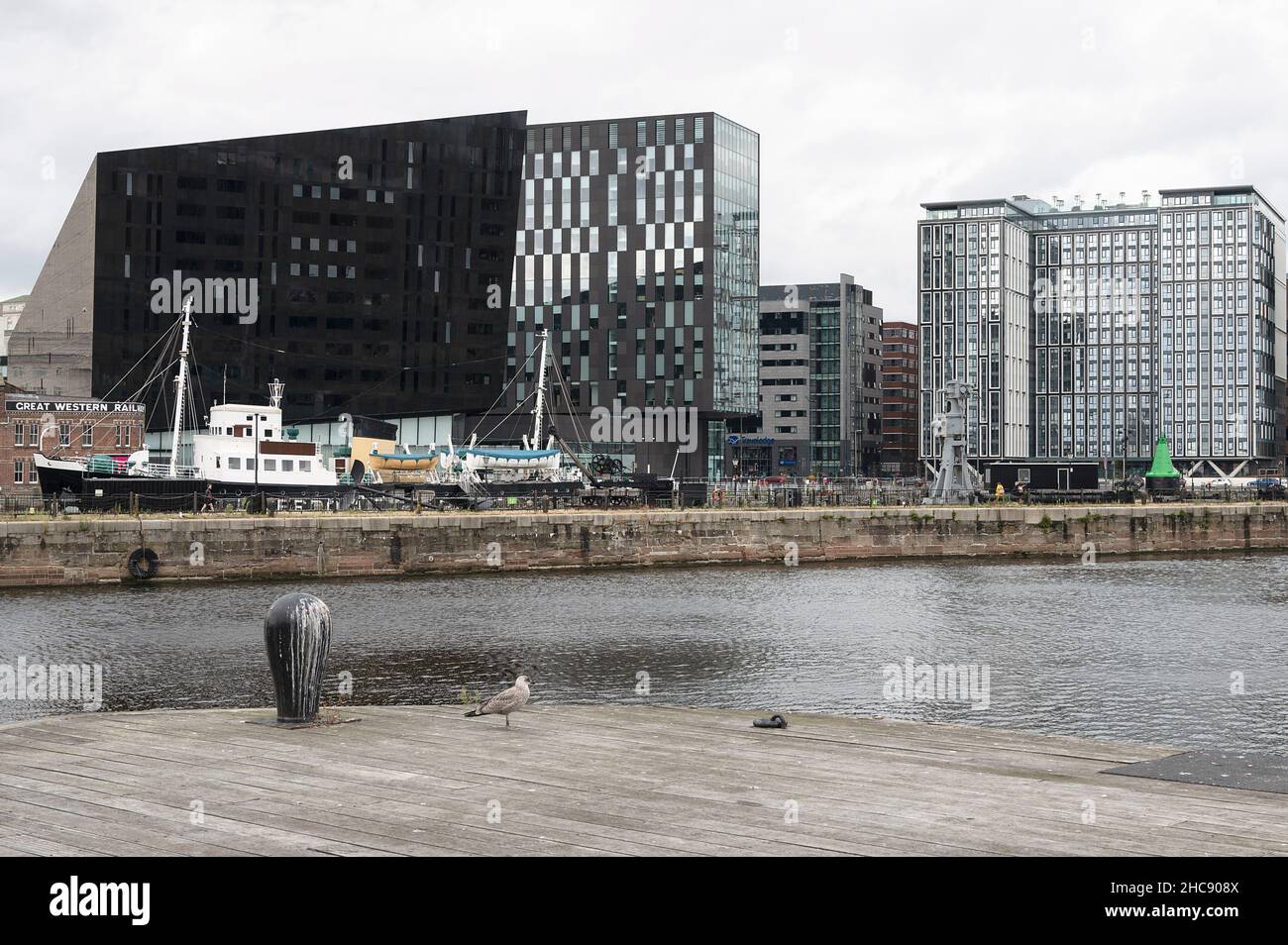 Un vento nuvoloso ha spazzato il giorno degli occupati Albert Docks di Liverpool Foto Stock