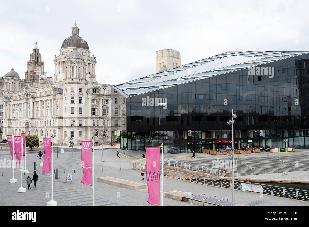 Un vento nuvoloso ha spazzato il giorno degli occupati Albert Docks di Liverpool Foto Stock