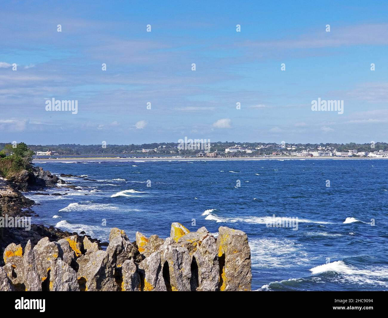 Le onde dell'oceano si infrangono sulla costa rocciosa a Newport, Rhode Island -07 Foto Stock
