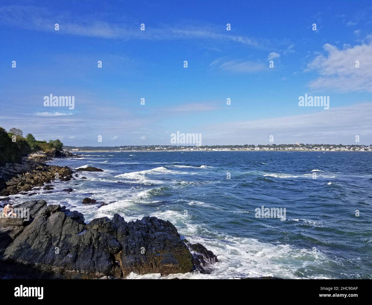 Le onde dell'oceano si infrangono sulla costa rocciosa a Newport, Rhode Island -08 Foto Stock