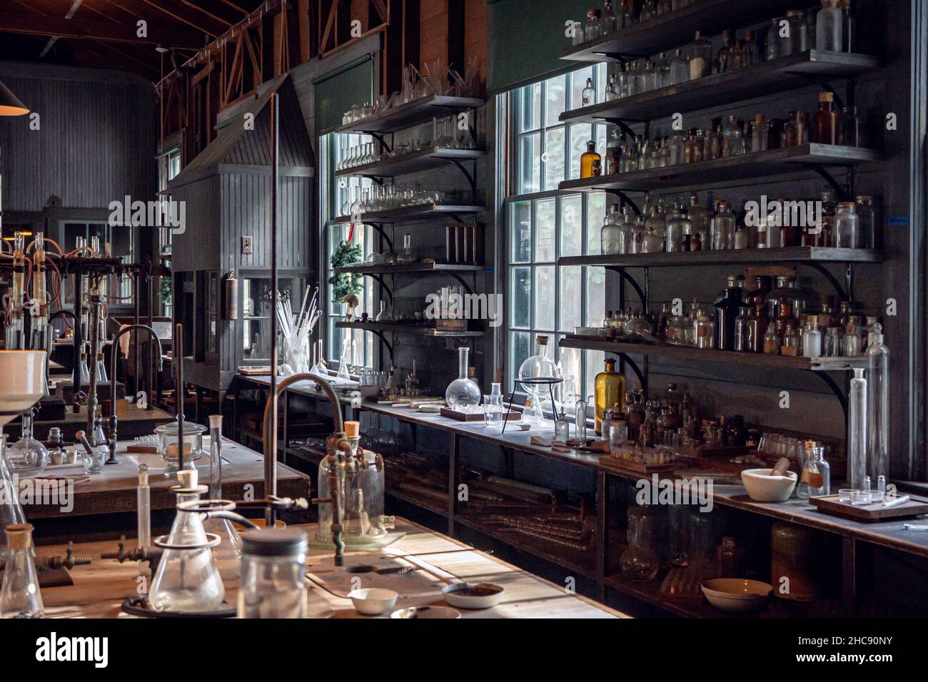 il vecchio laboratorio di inventori con bottiglie di vetro Foto Stock