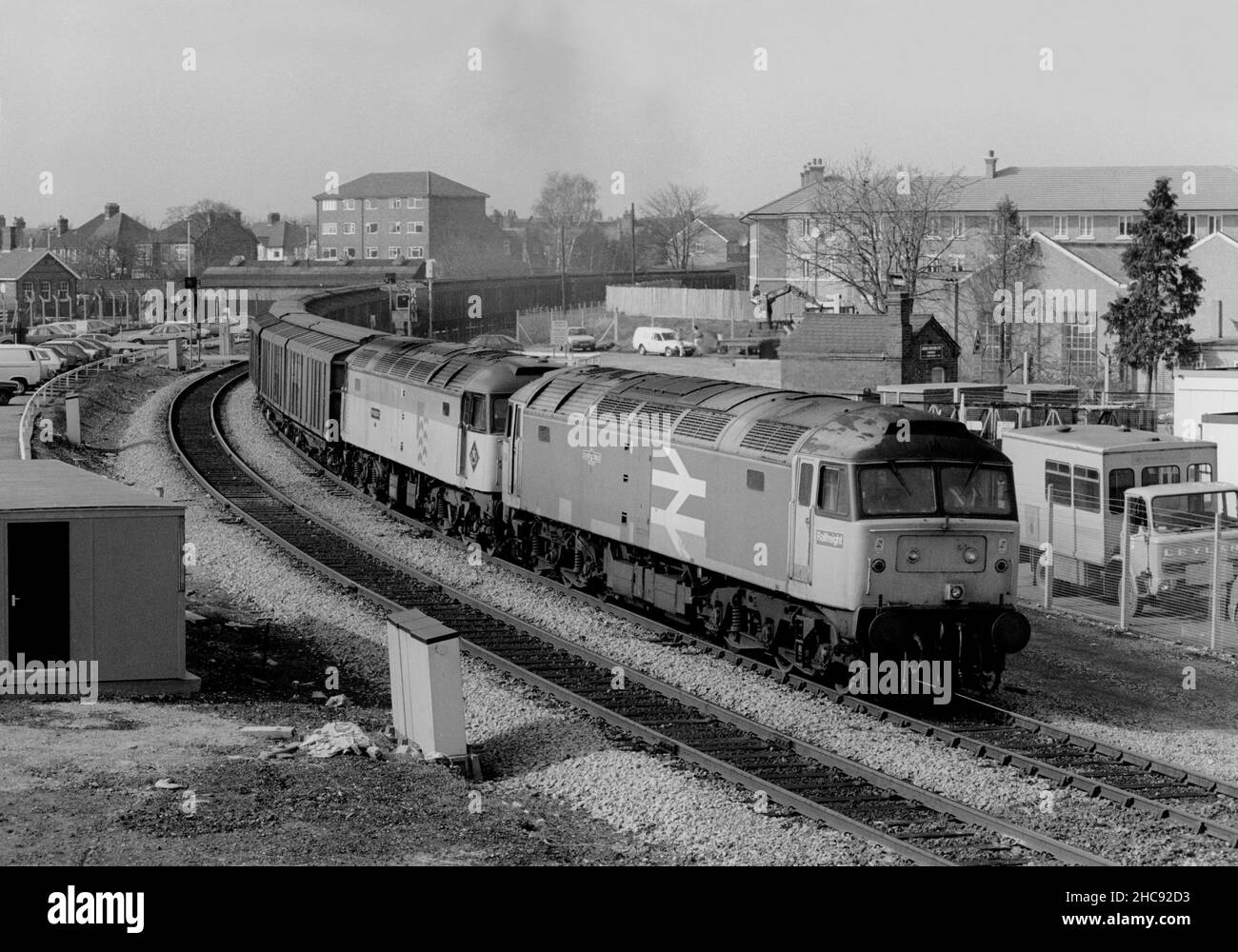 Un paio di locomotive diesel classe 47 numeri 47380 e 47186 escono dalla Greenford Branch trasportando un rastrello di carri da carico gemellati IZA sull'approccio a West Ealing il 13th marzo 1991. Foto Stock