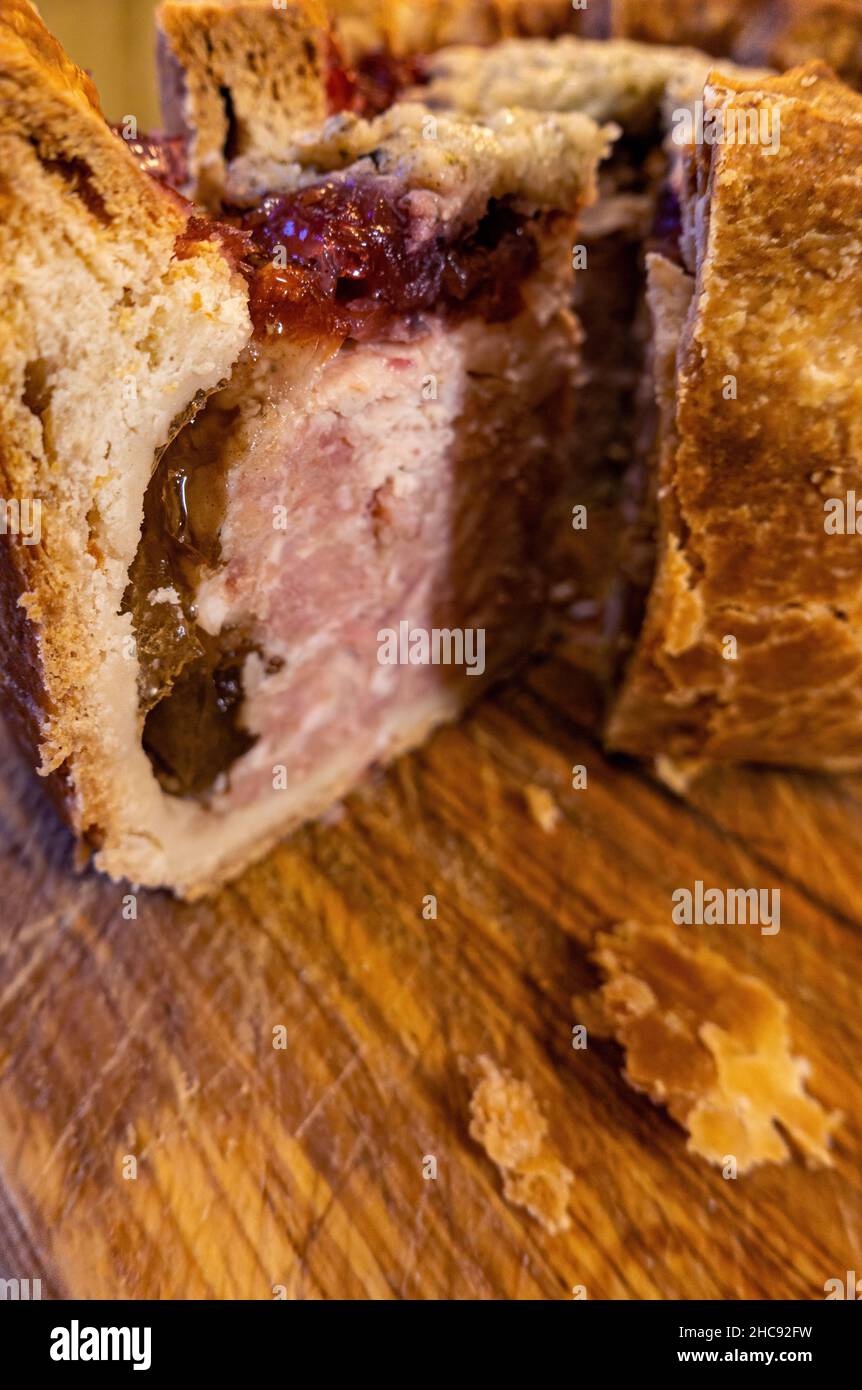 torta di maiale fatta in casa con ripieno Foto Stock