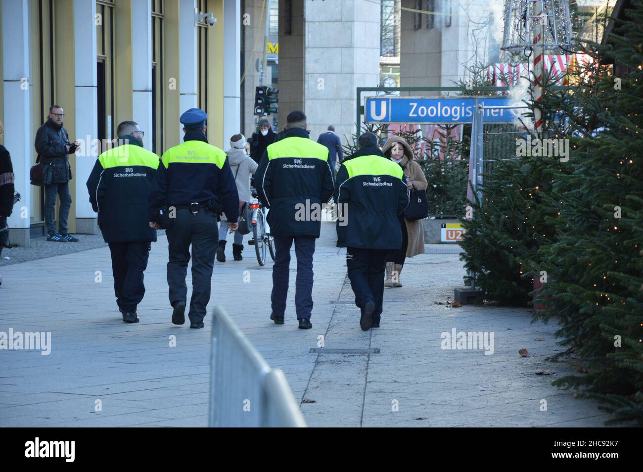 Agenti di sicurezza della BVG Berlin Transport Company alla Breitscheidplatz di Berlino, Germania - 20 dicembre 2021. Foto Stock