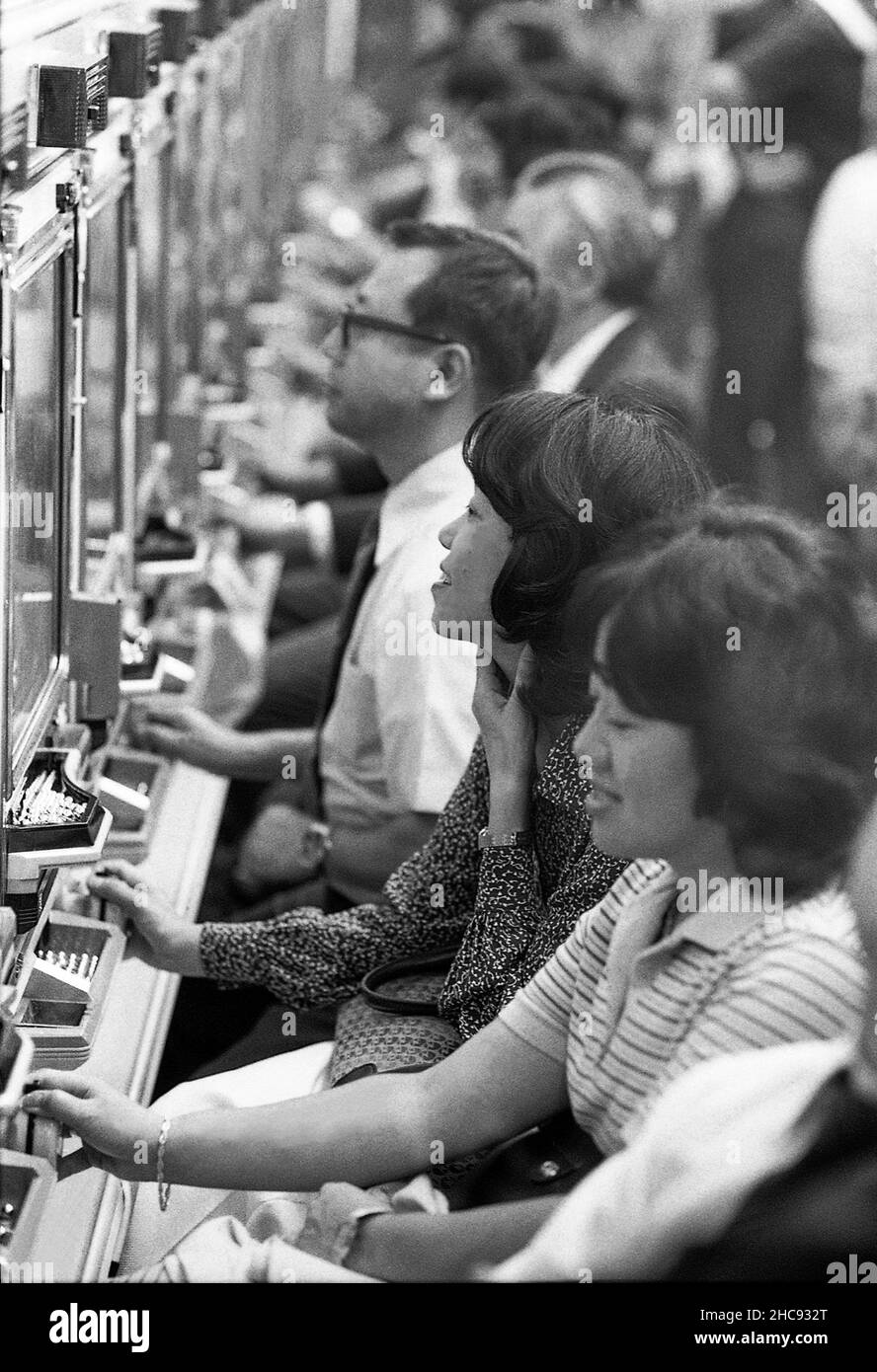 PACHINKO arcade game originato in Japan.Gambling per contanti è ilegale in Giappone ma pachinko palline vinte dai giochi possono essere legalmente scambiate a premio speciale poi lagalmente venduti per contanti Foto Stock