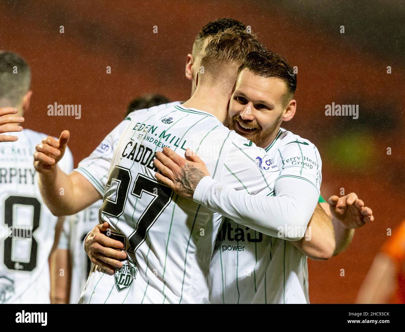 Tannadice Park, Dundee, Regno Unito. 26th dicembre 2021; Tannadice Park, Dundee, Scozia: Scottish Premier League Football, Dundee United Versus Hibernian: Chris Cadden of Hibernian celebra dopo aver segnato con Martin Boyle of Hibernian Credit: Action Plus Sports Images/Alamy Live News Foto Stock