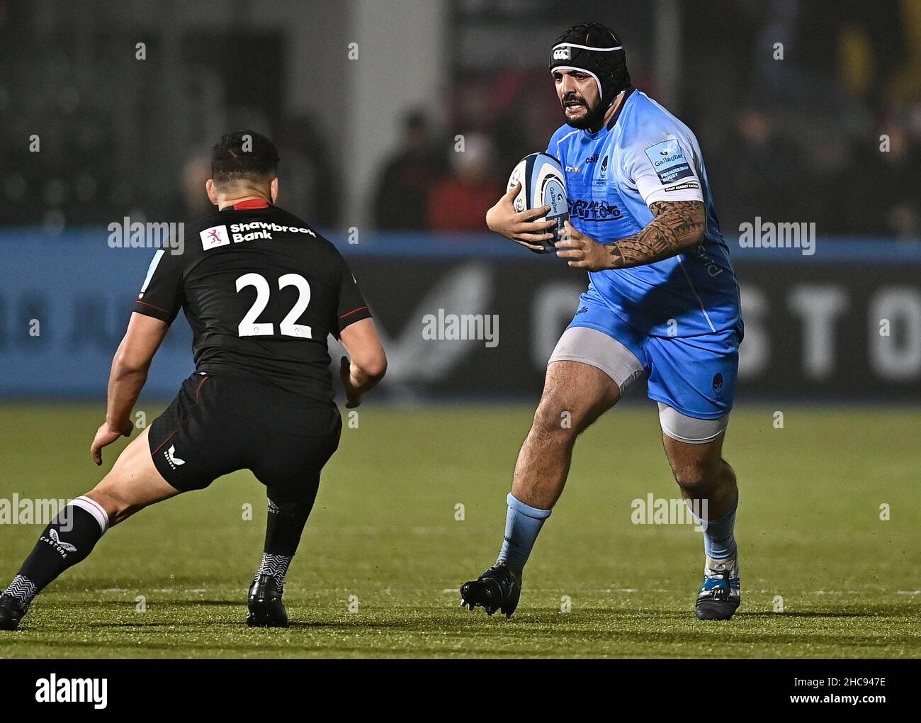 Barnet, Regno Unito. 26th Dic 2021. Premiership Rugby. Saracens V Worcester Warriors. Stadio StoneX. Barnet. Kai Owen (Worcester) corre a Manu Vunipola (Saracens). Credit: Sport in immagini/Alamy Live News Foto Stock