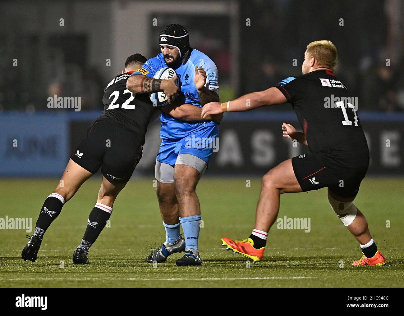 Barnet, Regno Unito. 26th Dic 2021. Premiership Rugby. Saracens V Worcester Warriors. Stadio StoneX. Barnet. Kai Owen (Worcester) è affrontato da Manu Vunipola (Saracens, 22) e Richard Barrington (Saracens). Credit: Sport in immagini/Alamy Live News Foto Stock