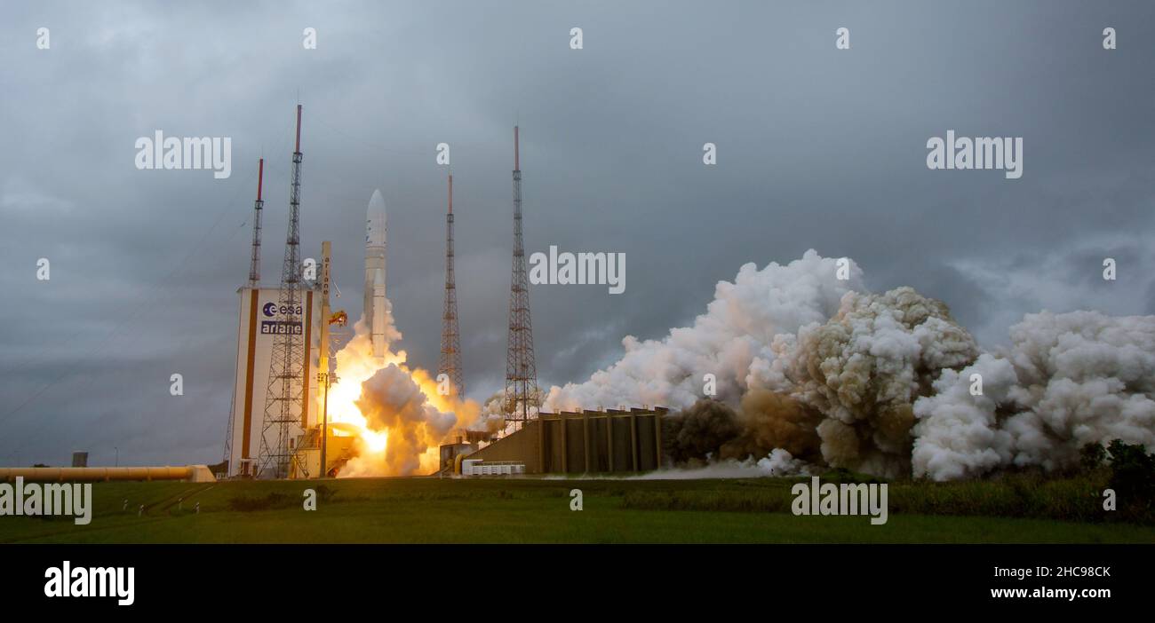 KOURO, GUYANA FRANCESE - 25 dicembre 2021 - il telescopio spaziale James Webb lancia a bordo di un razzo Ariane 5 della zona di lancio ELA-3 della Sp europea Foto Stock