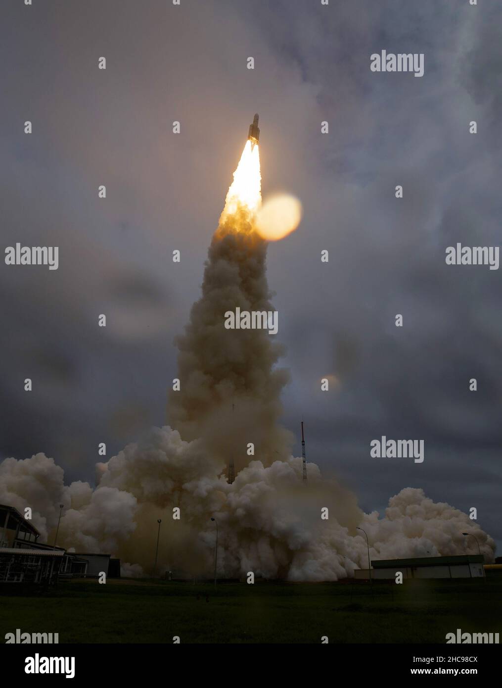 KOURO, GUYANA FRANCESE - 25 dicembre 2021 - il telescopio spaziale James Webb lancia a bordo di un razzo Ariane 5 della zona di lancio ELA-3 della Sp europea Foto Stock