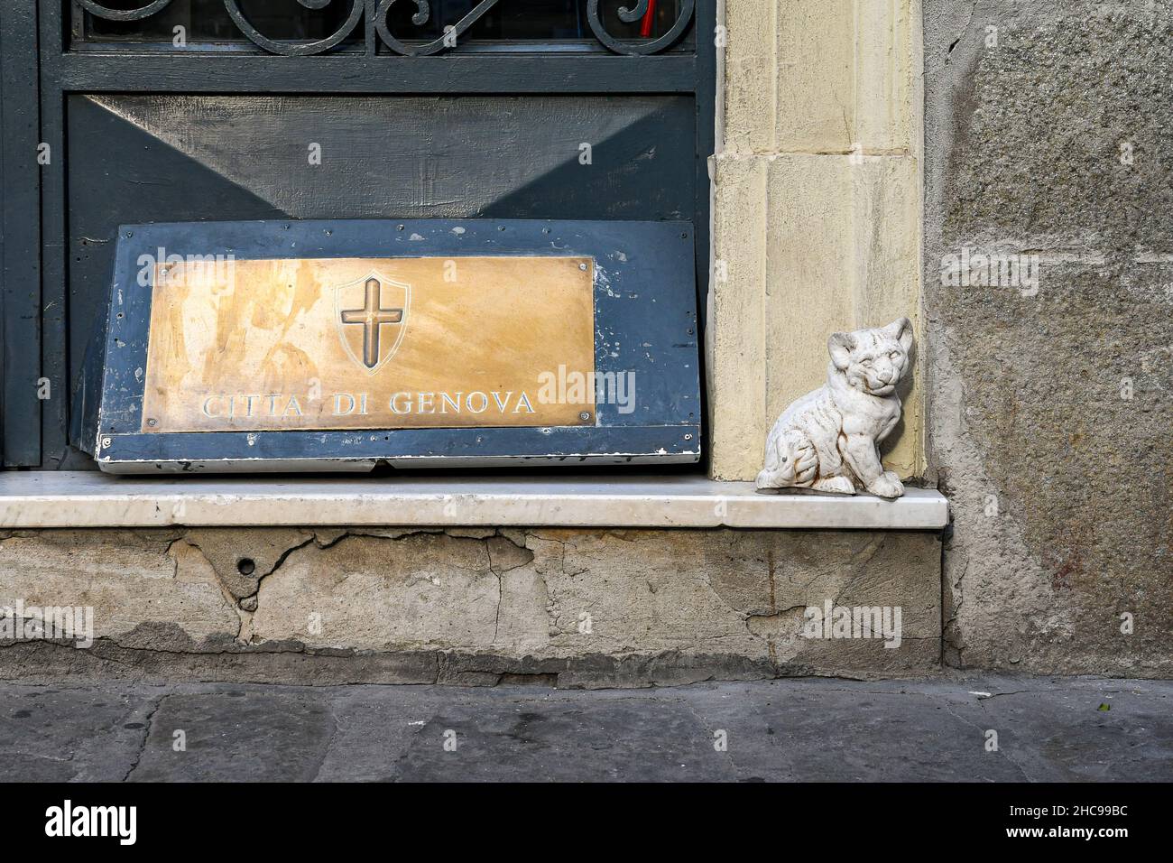 Particolare della porta d'ingresso di un antico palazzo risalente al 1700, con lo stemma della città e una piccola statua raffigurante un felino Foto Stock Particolare della porta d'ingresso di un antico palazzo risalente al 1700, con lo stemma della città e una piccola statua raffigurante un felino Foto Stock