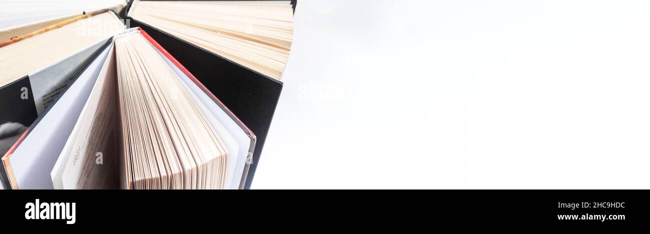 Libri su sfondo bianco con spazio per la copia. Banner di letteratura. Foto Stock